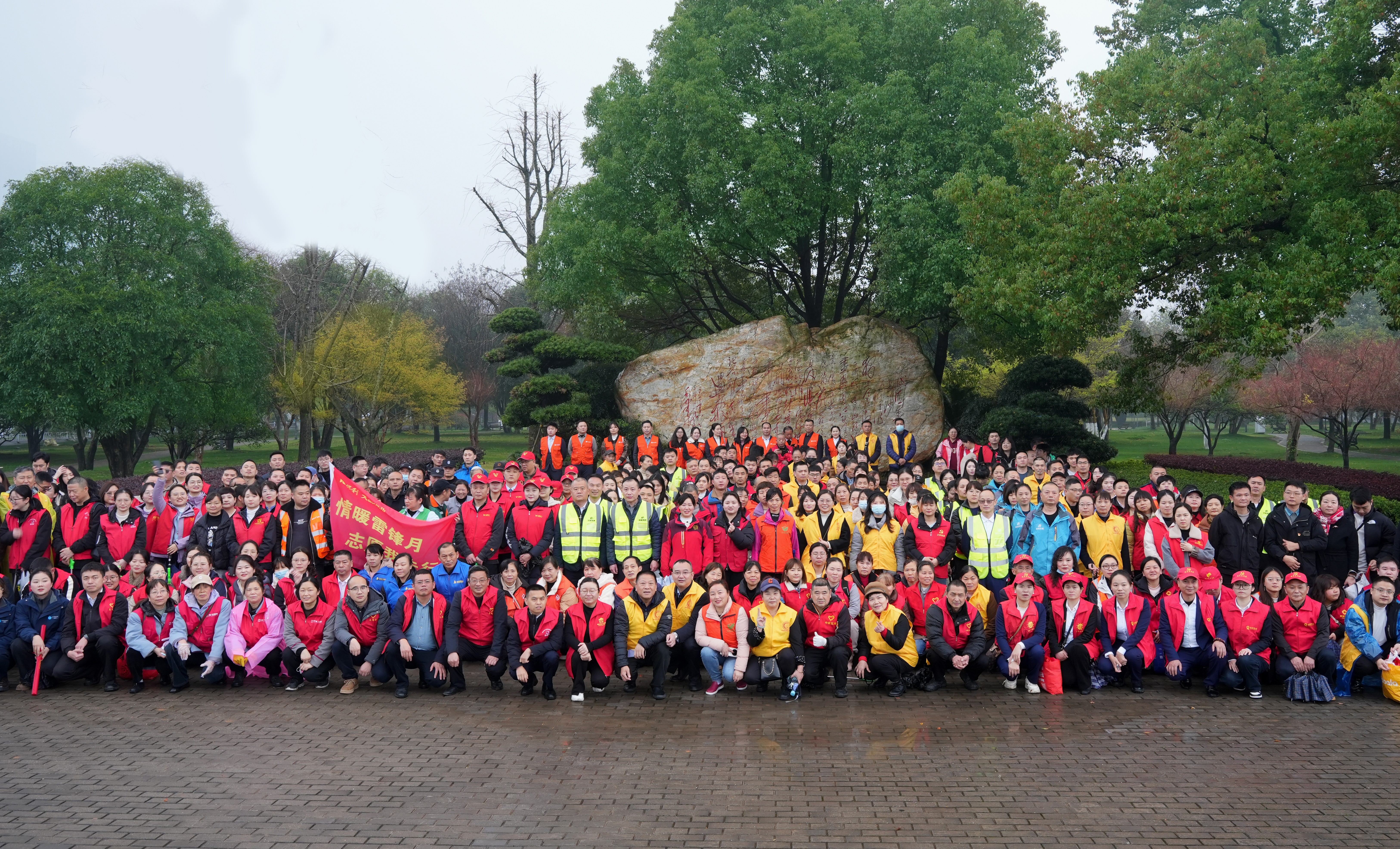 弘揚雷鋒精神！十余名員工齊聚橘子洲頭助力公益